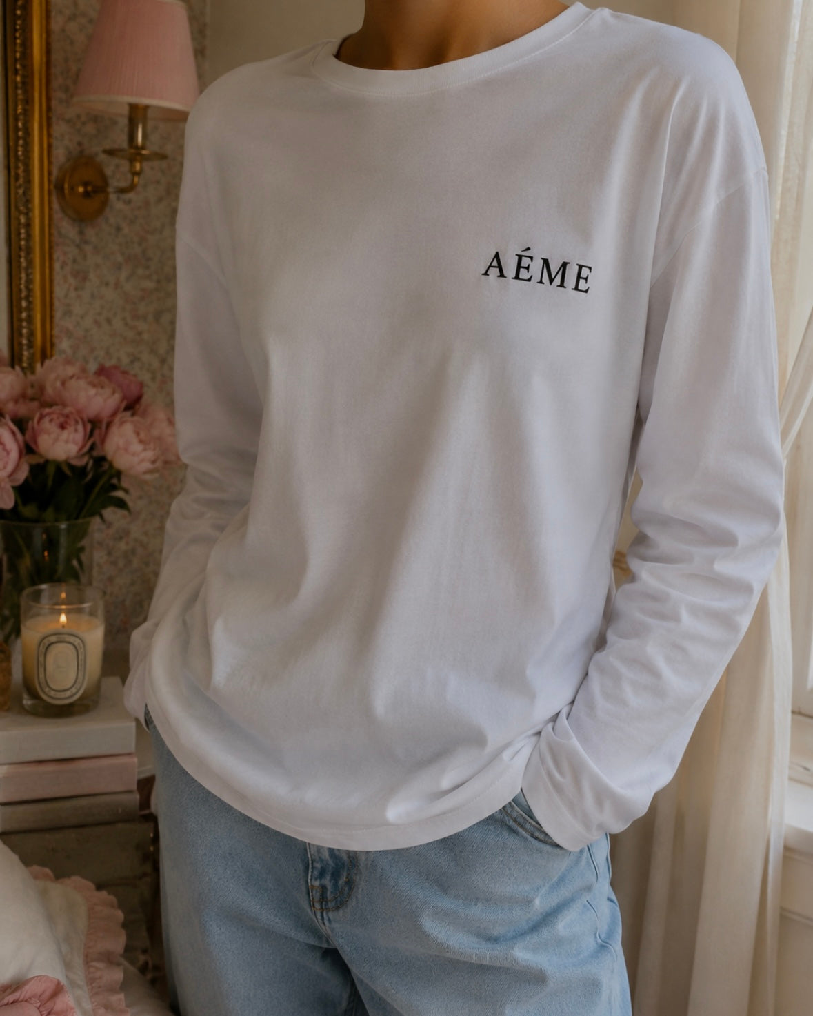 The White Essential Longsleeve