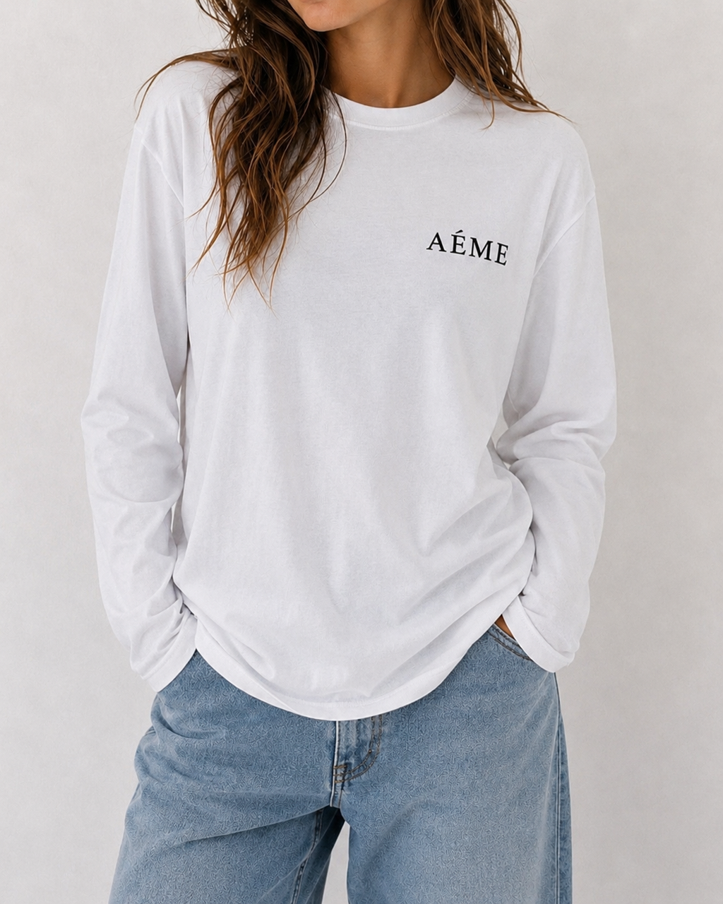 The White Essential Longsleeve